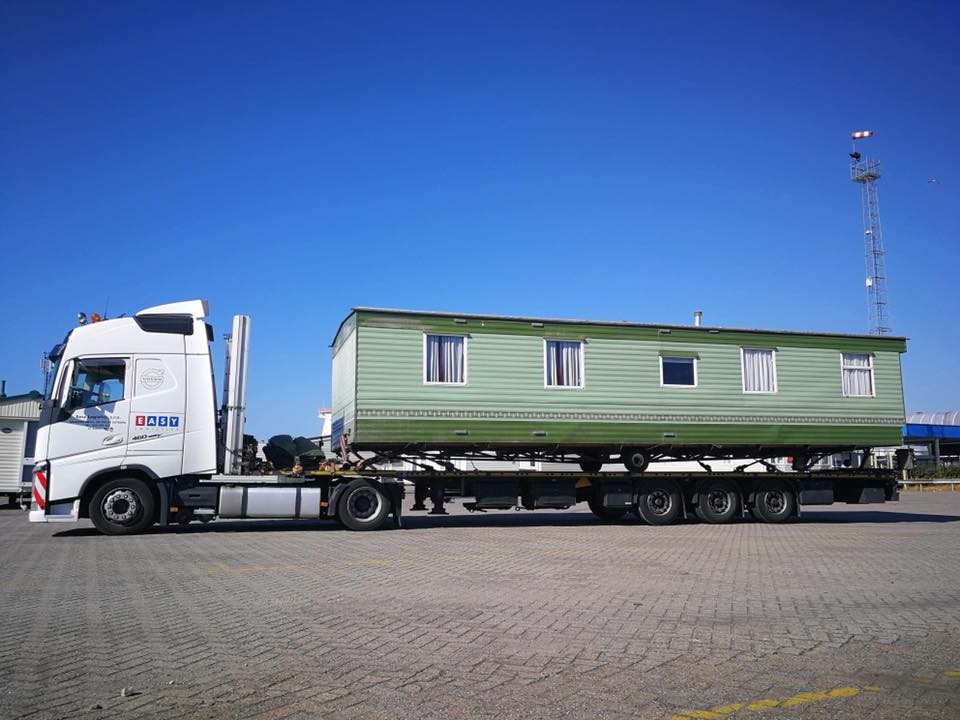 Mobilní domek na transportéru během nadměrné přepravy Easy Logistics Nadměrná přeprava mobilního domku z Holandska do ČR